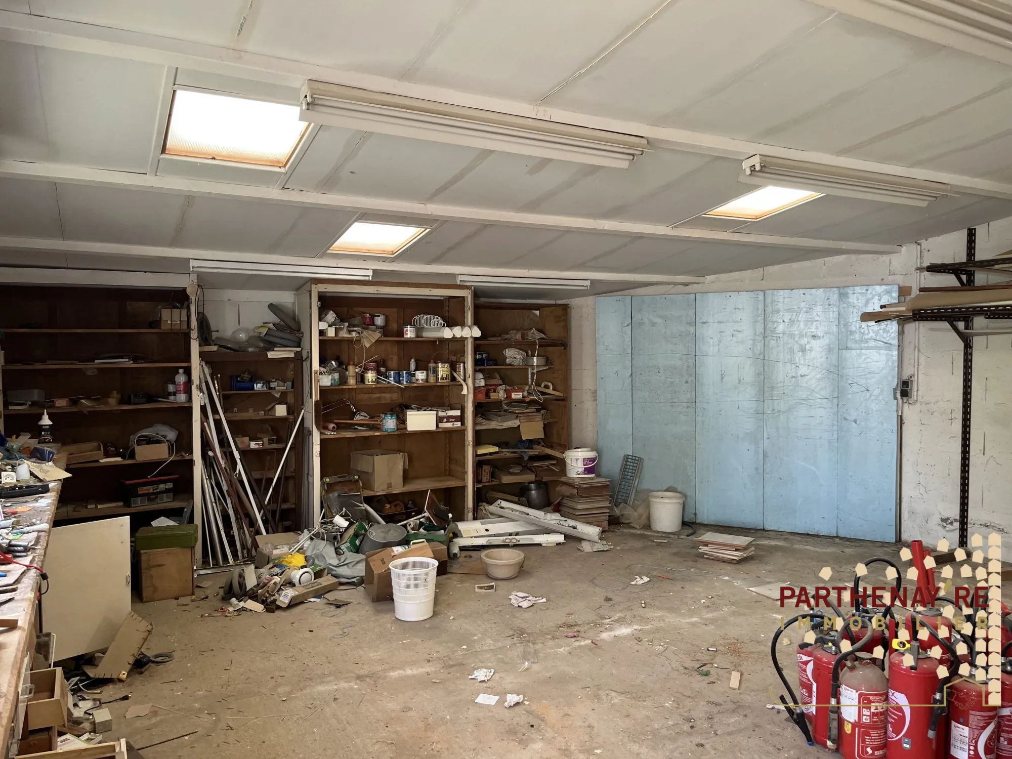 Maison de bourg avec 5 garages à Amailloux - Rénovation à prévoir 