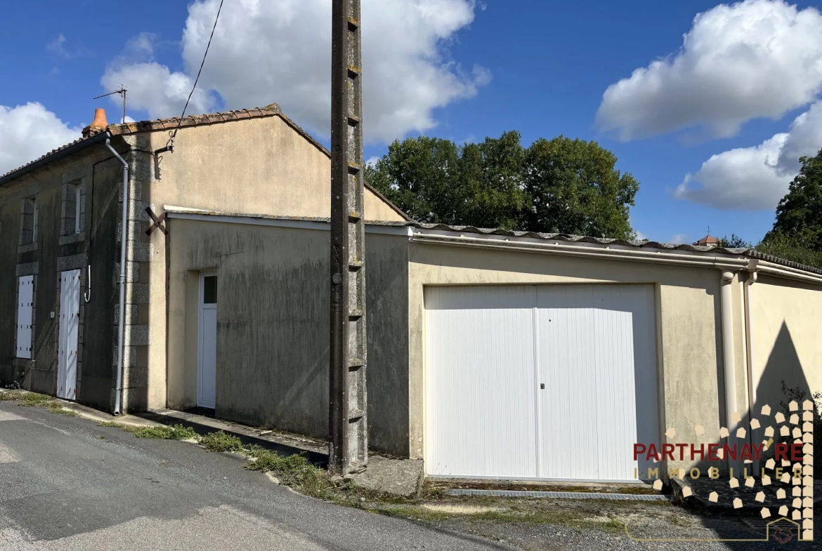Maison de bourg avec 5 garages à Amailloux - Rénovation à prévoir 