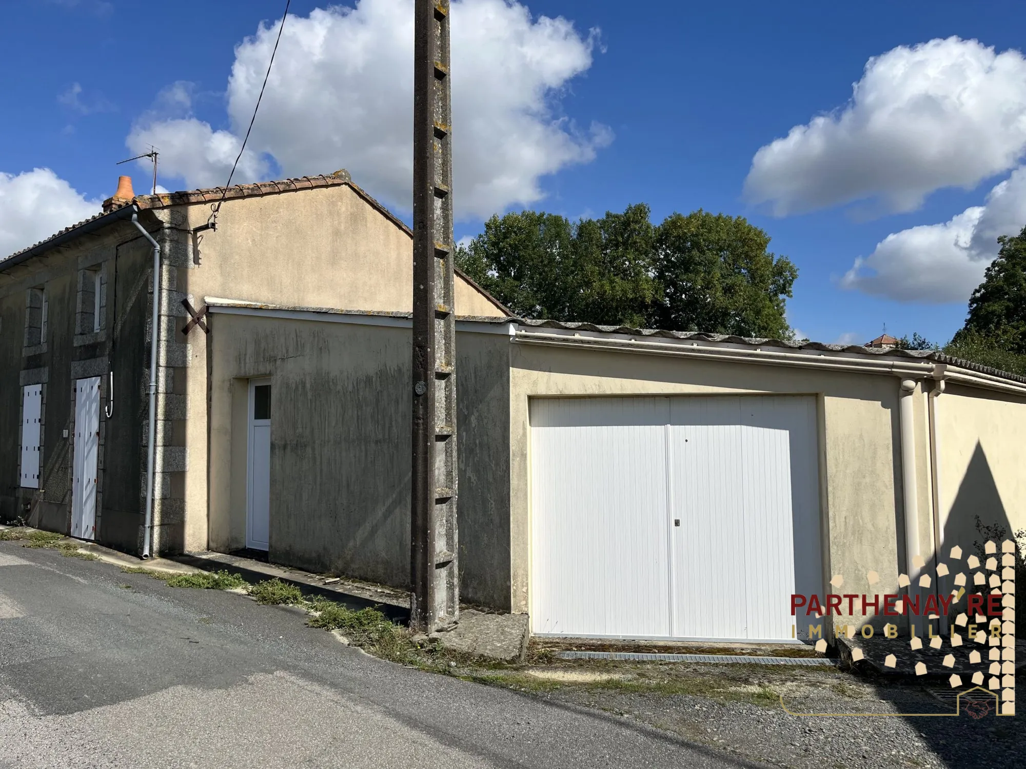 Maison de bourg avec 5 garages à Amailloux - Rénovation à prévoir 