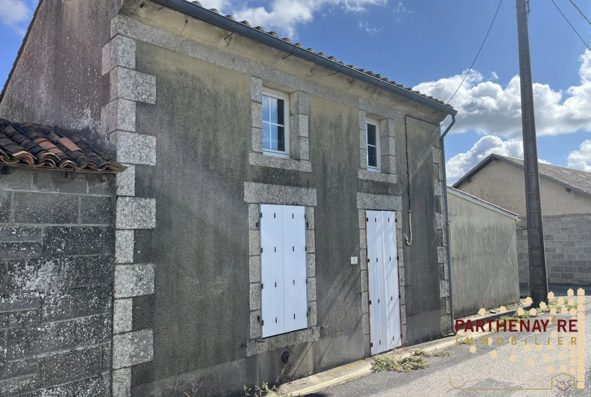 Maison de bourg avec 5 garages à Amailloux - Rénovation à prévoir 