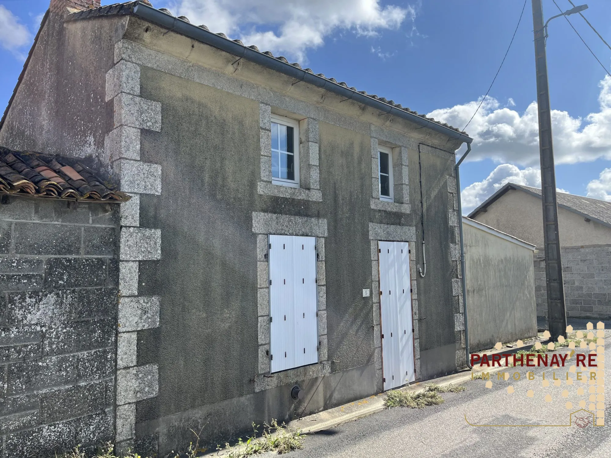 Maison de bourg avec 5 garages à Amailloux - Rénovation à prévoir 