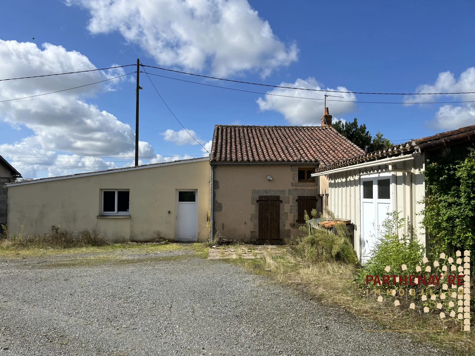 Maison de bourg avec 5 garages à Amailloux - Rénovation à prévoir 