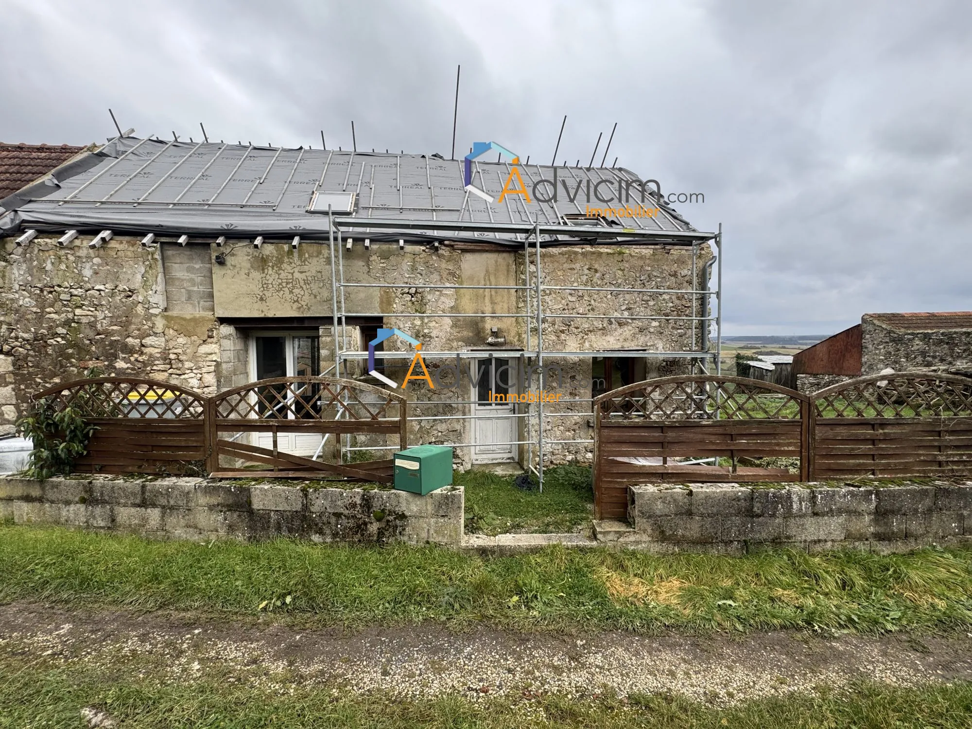 Maison à rénover de 90 m² à Montbazin avec terrasse et parking - Opportunité d'investissement 