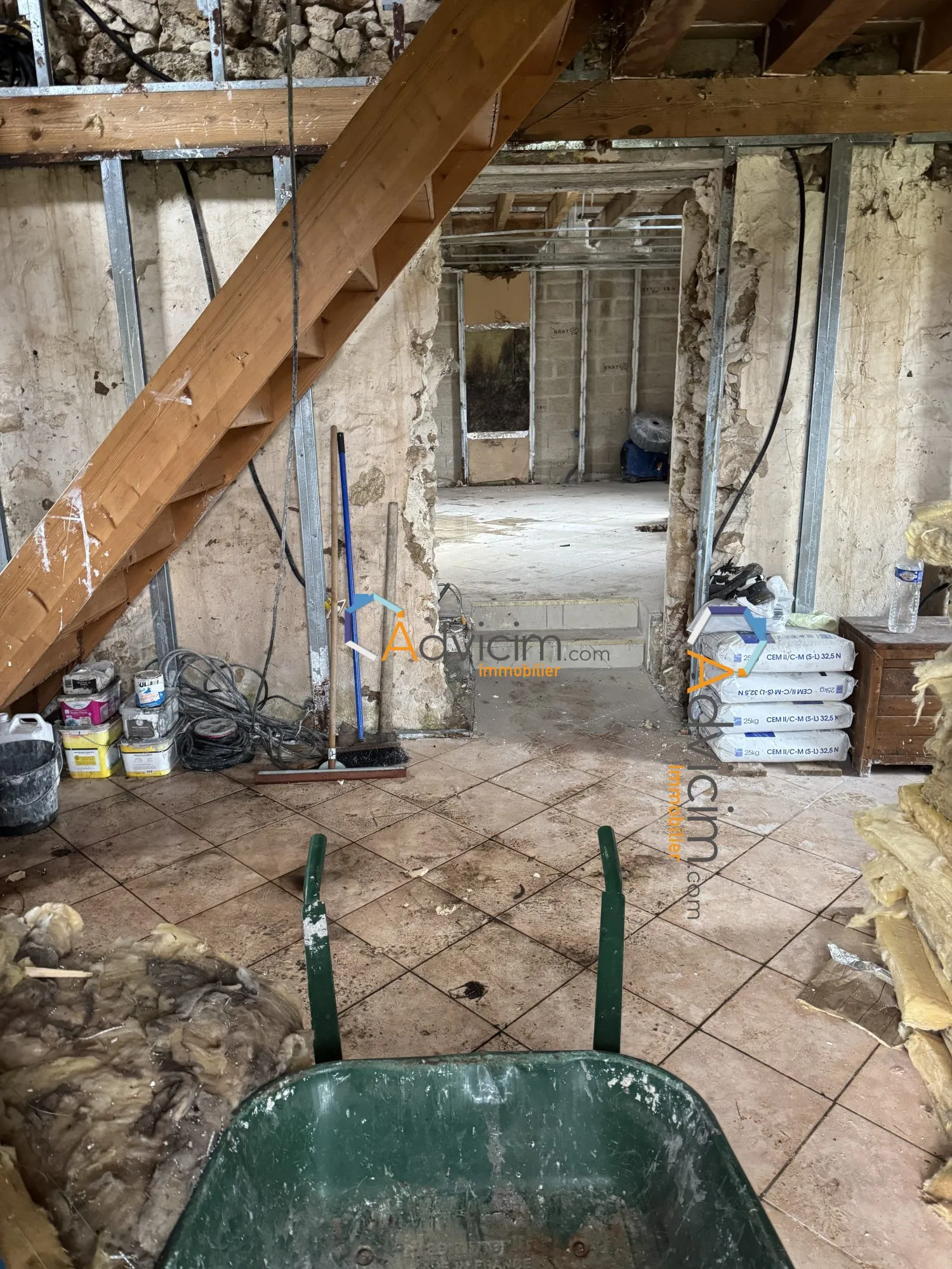 Maison à rénover de 90 m² à Montbazin avec terrasse et parking - Opportunité d'investissement 