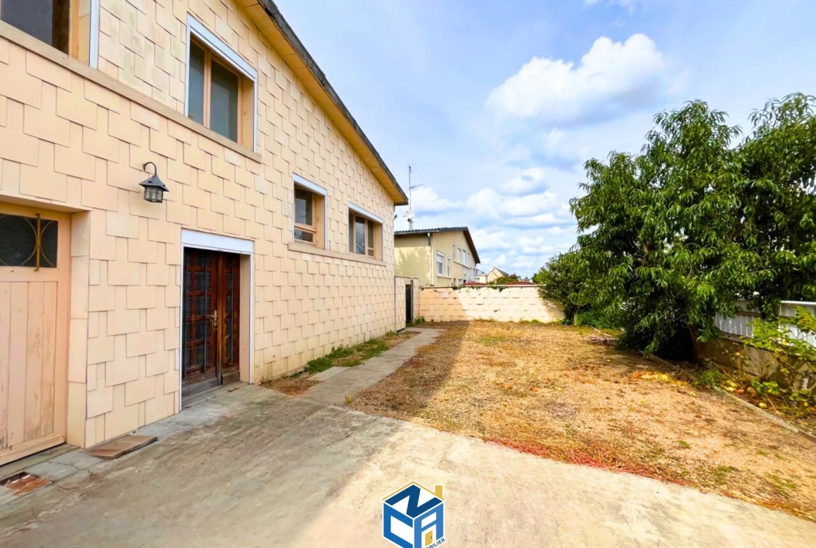 Maison mitoyenne à rénover avec grand potentiel à Port-de-Piles 