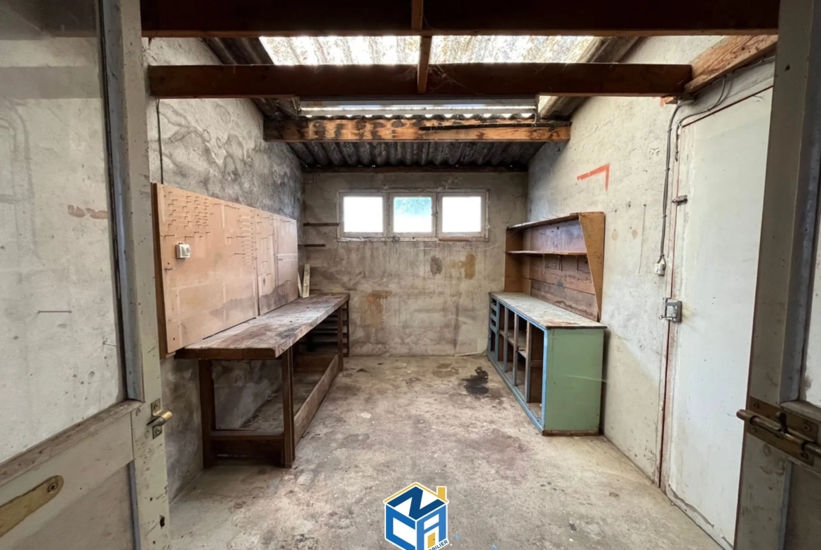 Maison mitoyenne à rénover avec grand potentiel à Port-de-Piles 
