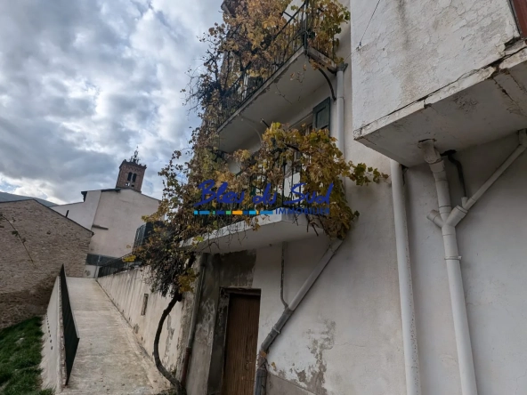 Maison de village à rénover avec cave et balcons à Olette - 146 m²