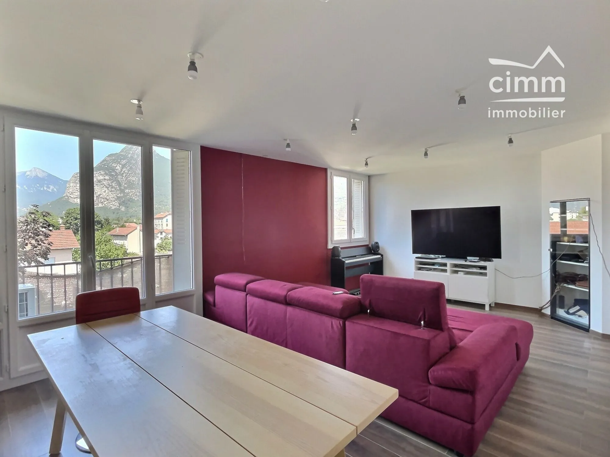 Bel appartement T3 rénové avec vue exceptionnelle à Fontaine 