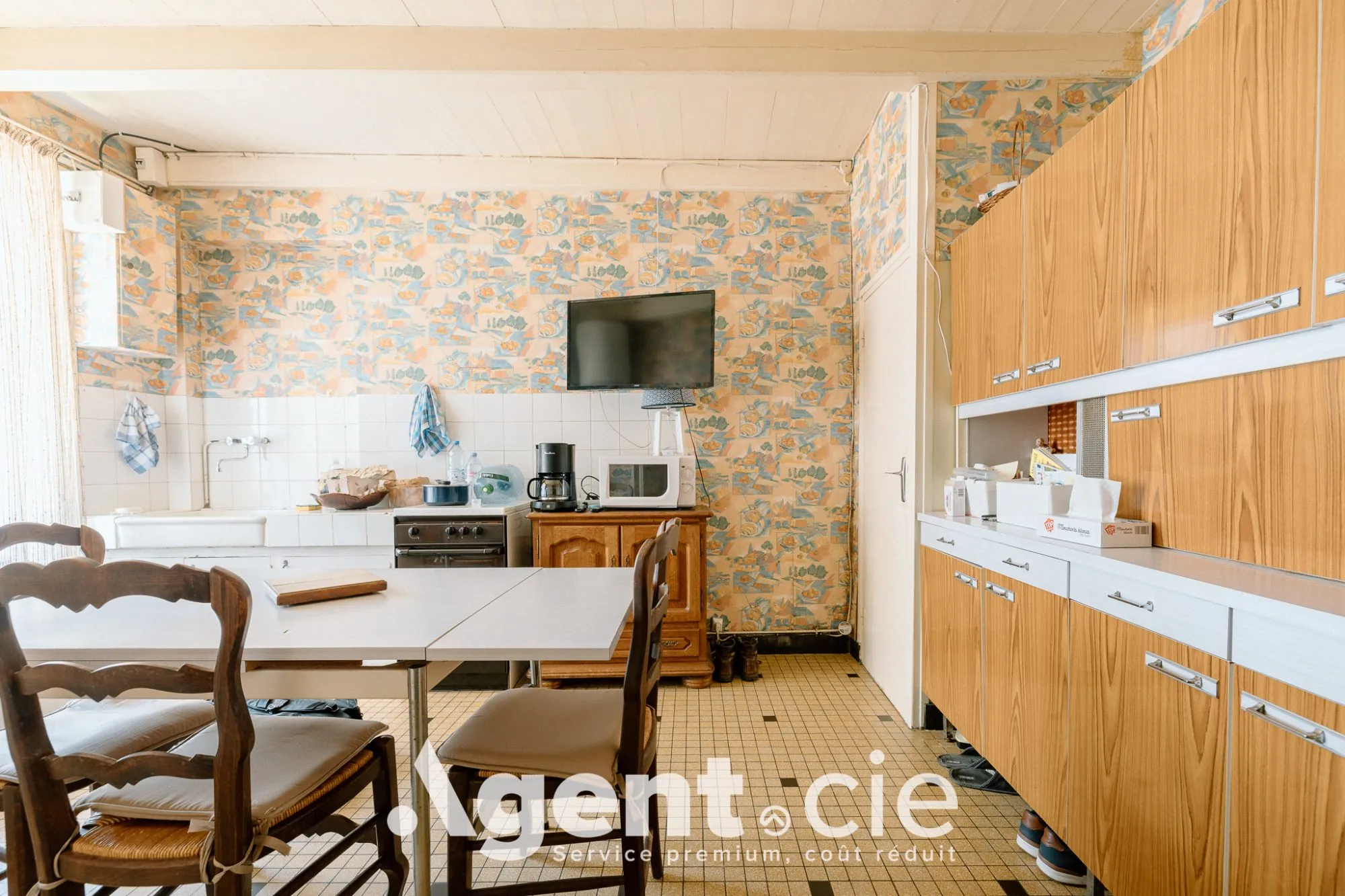 Maison à vendre à Saint-Vaast-la-Hougue, charmante ville côtière avec potentiel de rénovation 