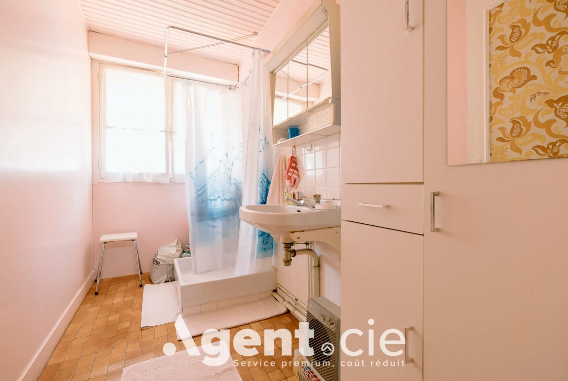 Maison à vendre à Saint-Vaast-la-Hougue, charmante ville côtière avec potentiel de rénovation 