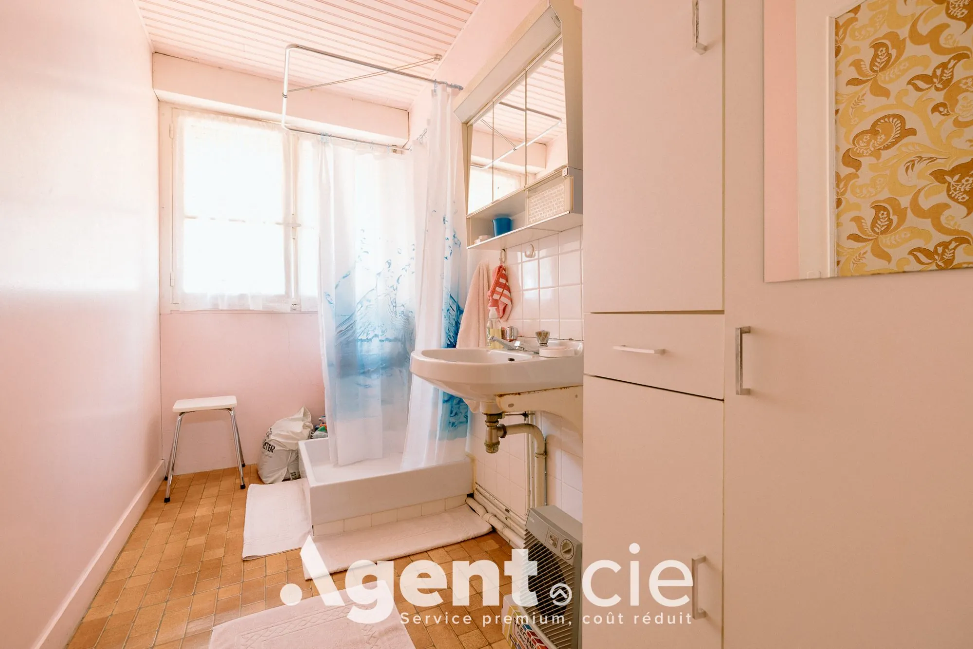 Maison à vendre à Saint-Vaast-la-Hougue, charmante ville côtière avec potentiel de rénovation 