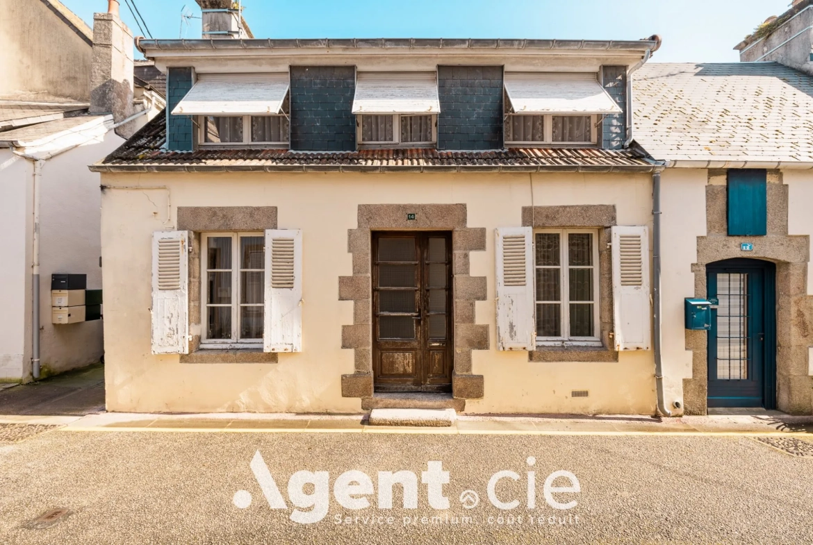 Maison à vendre à Saint-Vaast-la-Hougue, charmante ville côtière avec potentiel de rénovation 