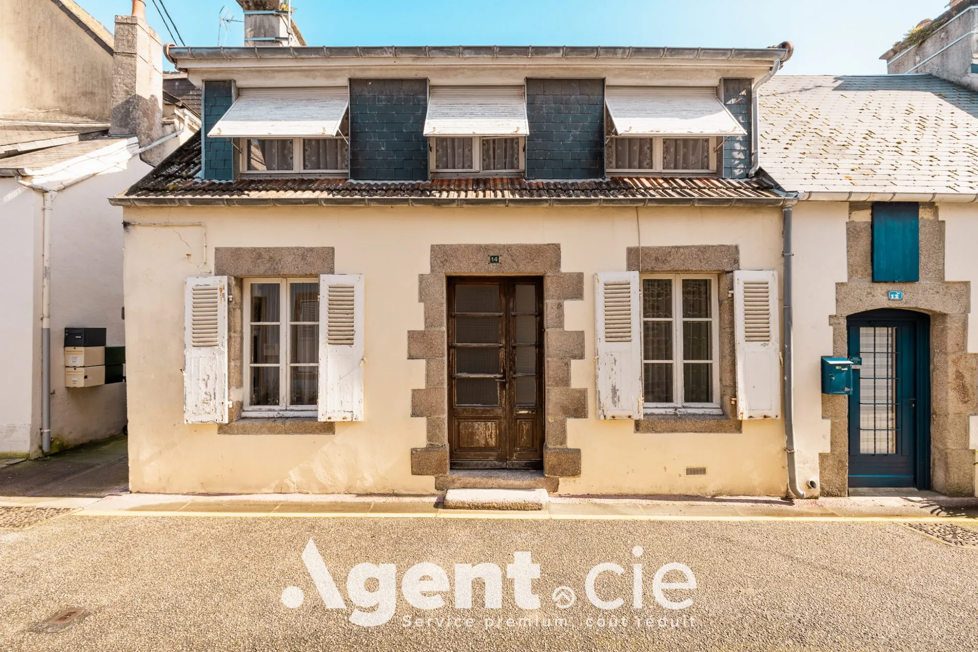 Maison à vendre à Saint-Vaast-la-Hougue, charmante ville côtière avec potentiel de rénovation 