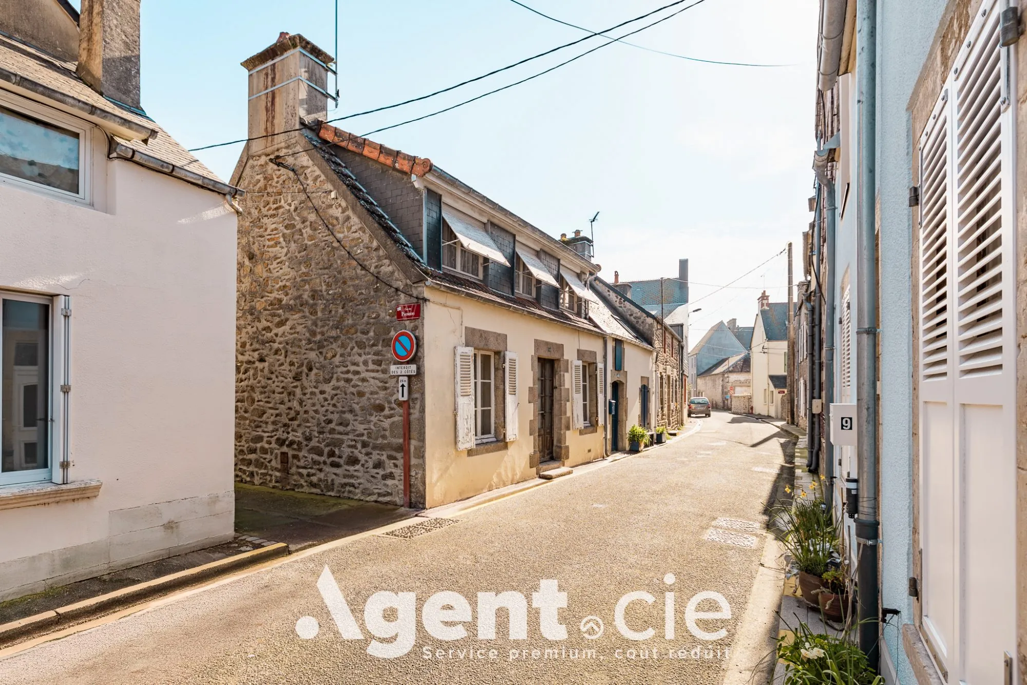 Maison à vendre à Saint-Vaast-la-Hougue, charmante ville côtière avec potentiel de rénovation 
