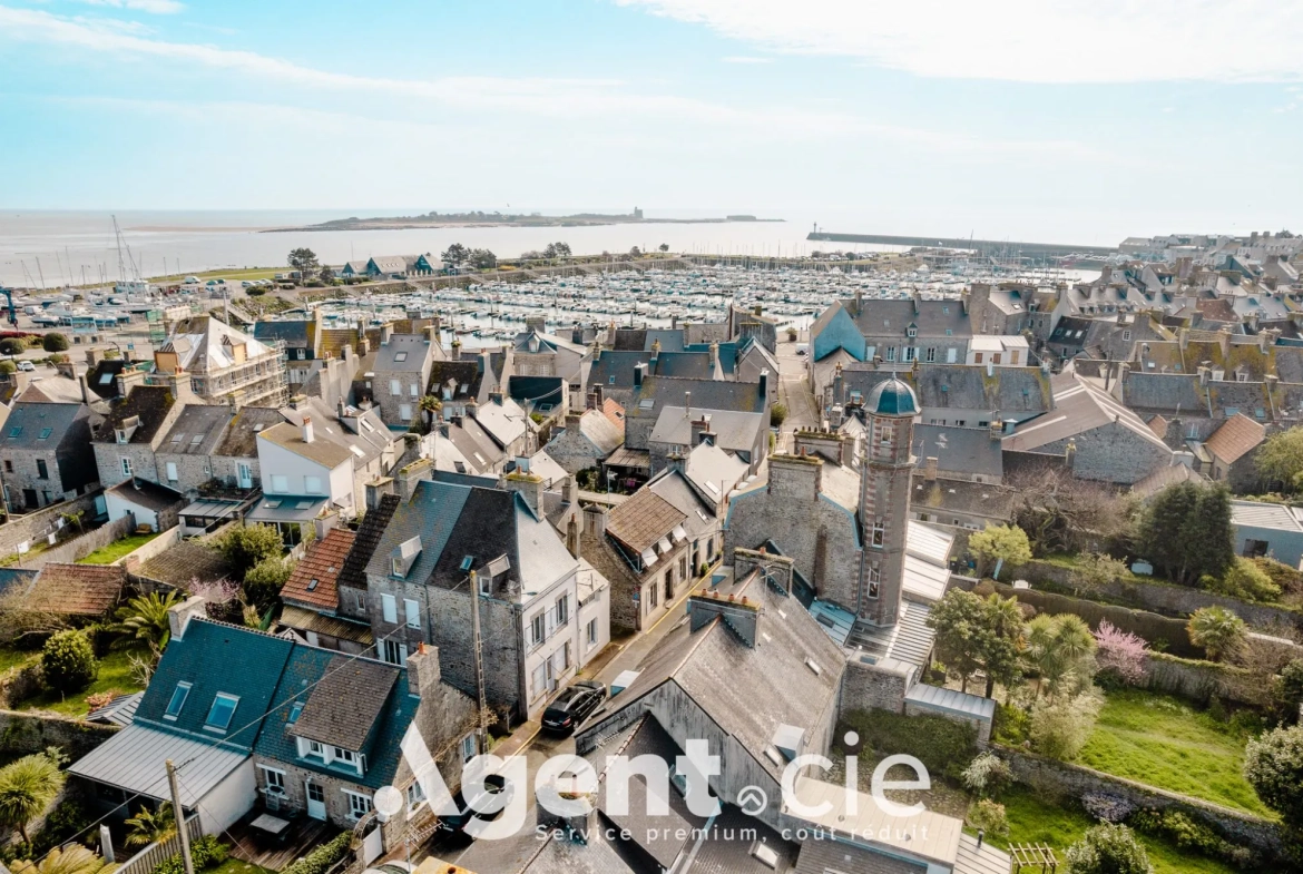 Maison à vendre à Saint-Vaast-la-Hougue, charmante ville côtière avec potentiel de rénovation 