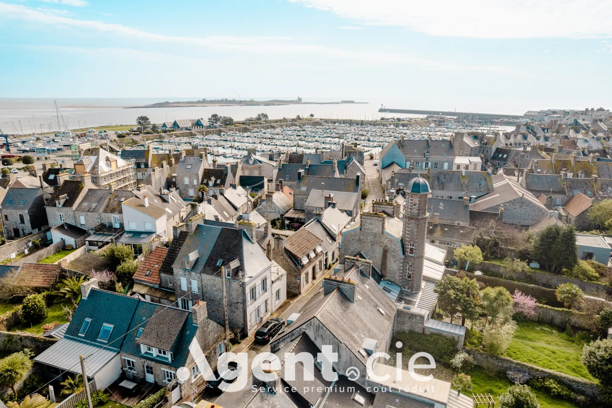 Maison à vendre à Saint-Vaast-la-Hougue, charmante ville côtière avec potentiel de rénovation 