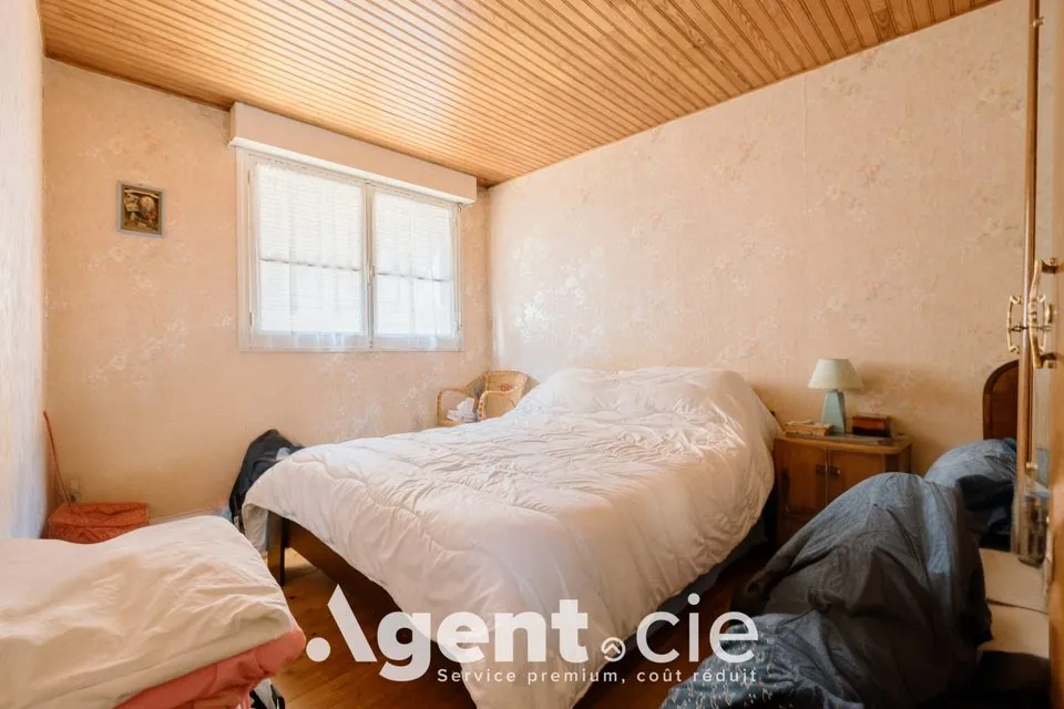 Maison à vendre à Saint-Vaast-la-Hougue, charmante ville côtière avec potentiel de rénovation 