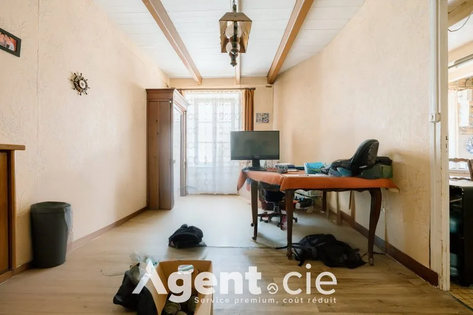 Maison à vendre à Saint-Vaast-la-Hougue, charmante ville côtière avec potentiel de rénovation 