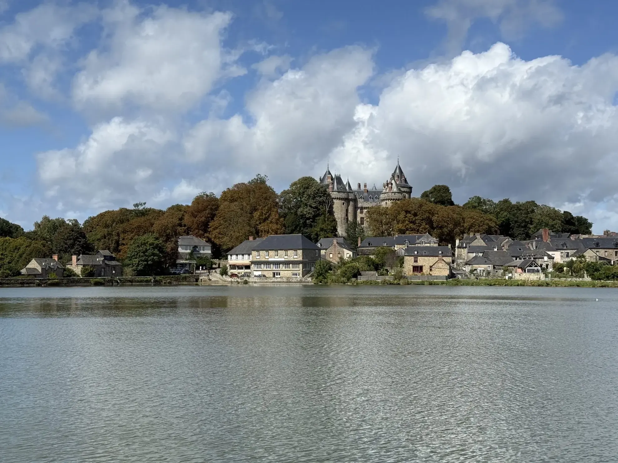 Maison de ville à Combourg de 93 m² avec jardin et potentiel 