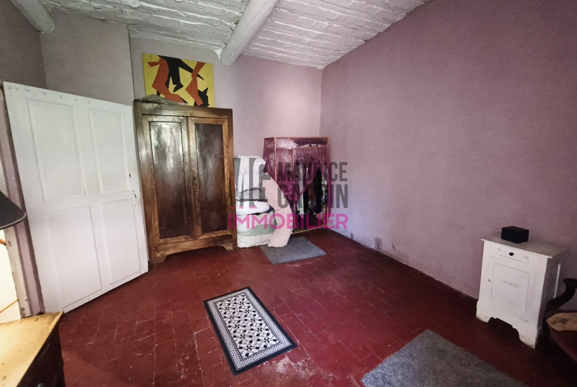 Maison de ville avec terrasse et garage à vendre à Caromb 