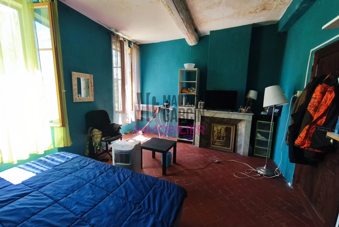 Maison de ville avec terrasse et garage à vendre à Caromb 