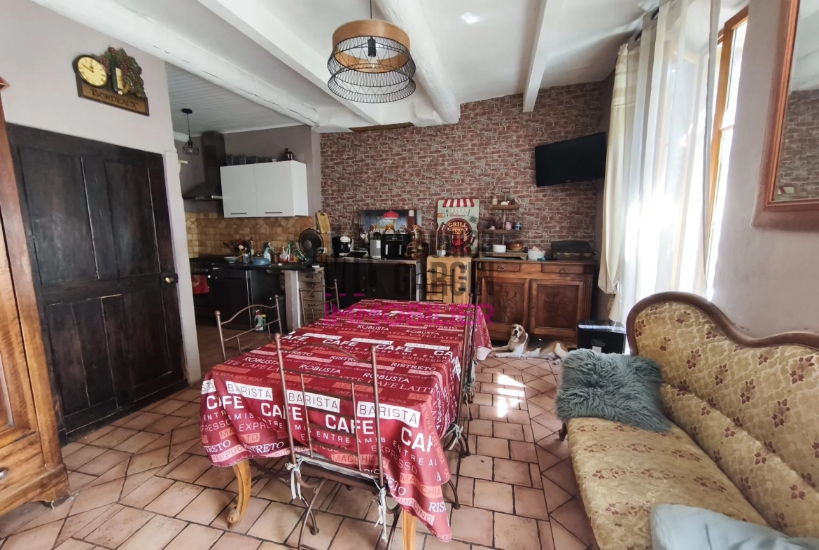 Maison de ville avec terrasse et garage à vendre à Caromb 