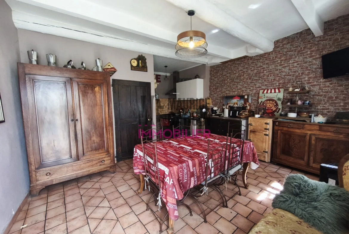 Maison de ville avec terrasse et garage à vendre à Caromb 
