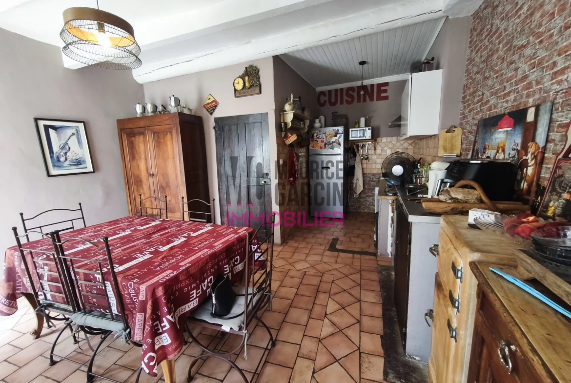 Maison de ville avec terrasse et garage à vendre à Caromb 
