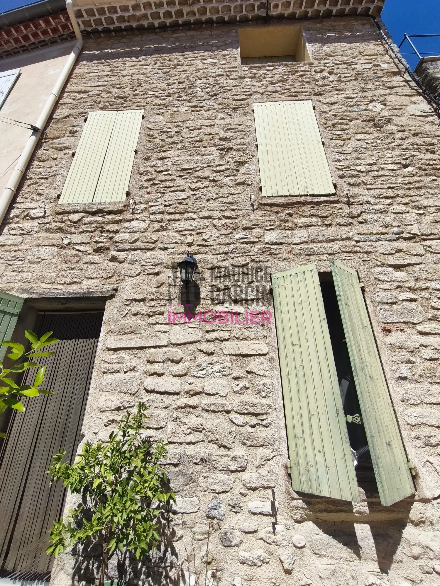 Maison de ville avec terrasse et garage à vendre à Caromb 