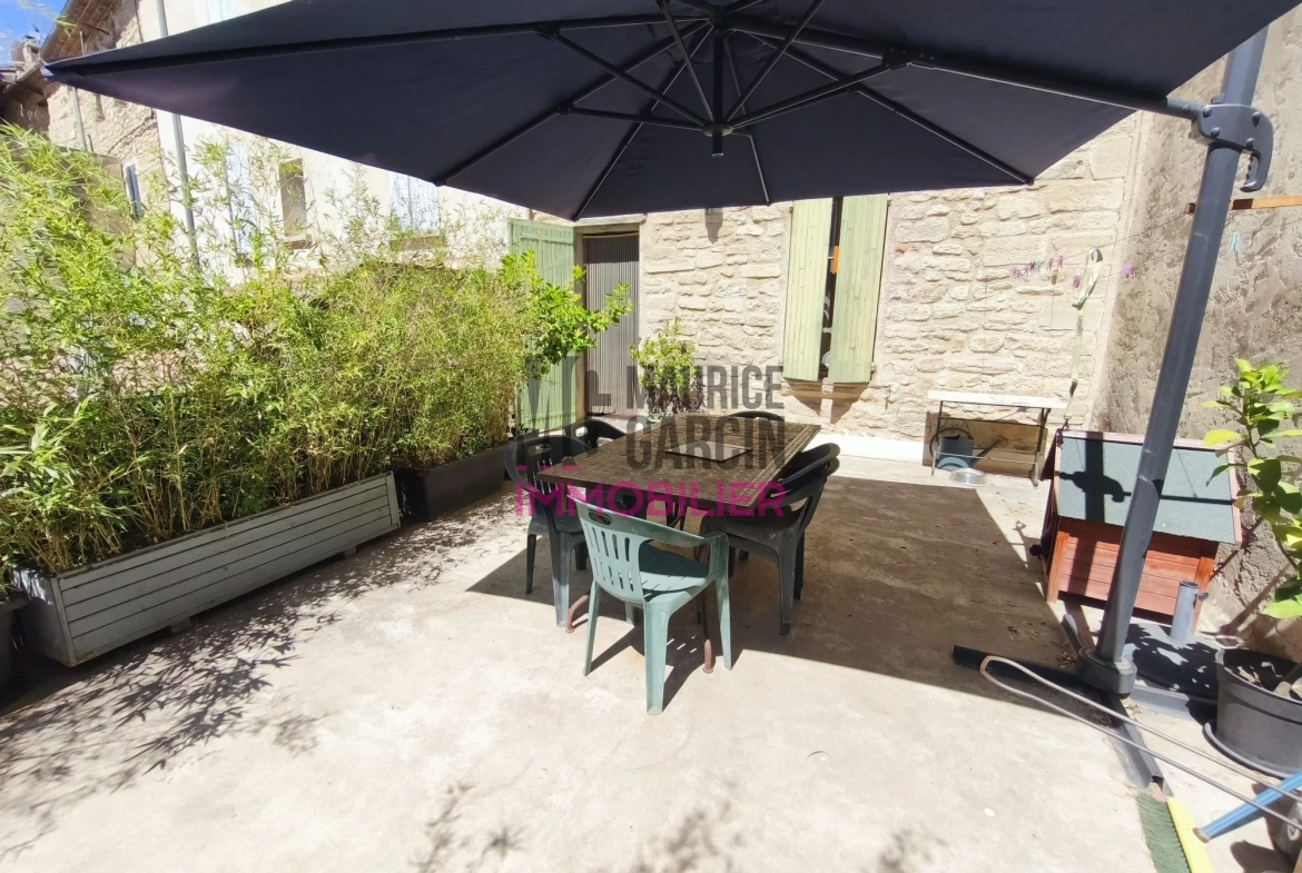 Maison de ville avec terrasse et garage à vendre à Caromb 