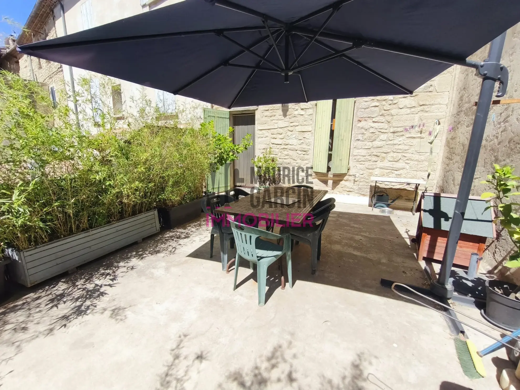 Maison de ville avec terrasse et garage à vendre à Caromb 