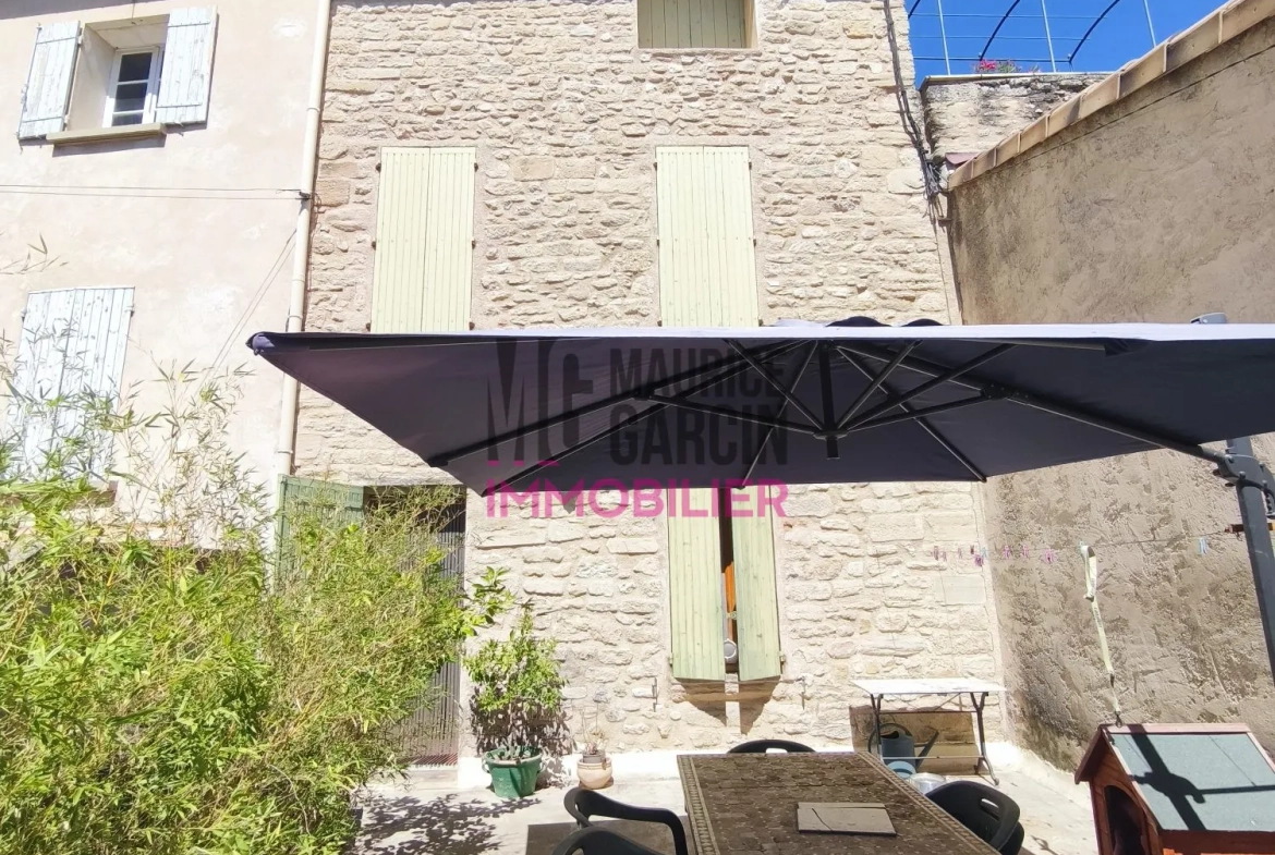 Maison de ville avec terrasse et garage à vendre à Caromb 