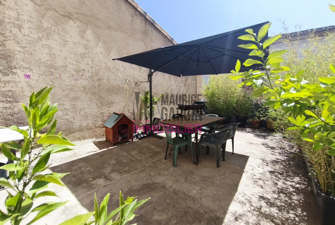 Maison de ville avec terrasse et garage à vendre à Caromb 