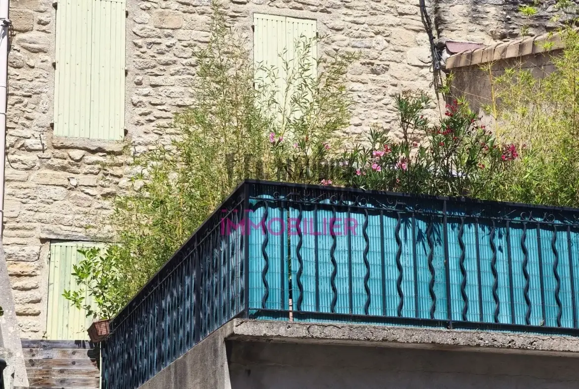 Maison de ville avec terrasse et garage à vendre à Caromb 