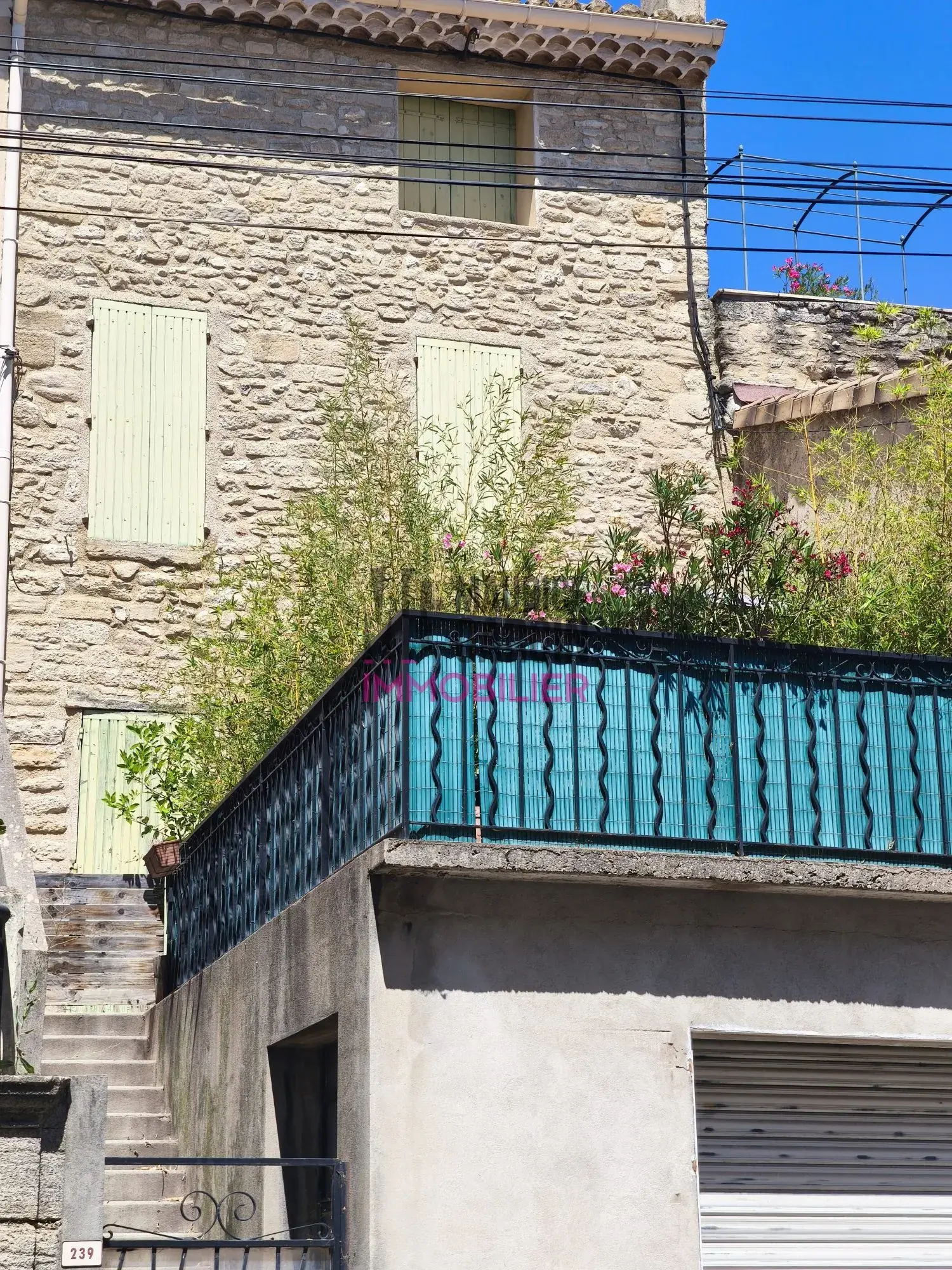 Maison de ville avec terrasse et garage à vendre à Caromb 