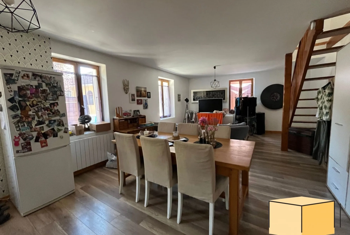 Appartement F3 bis avec terrasse à Yenne, centre-ville 