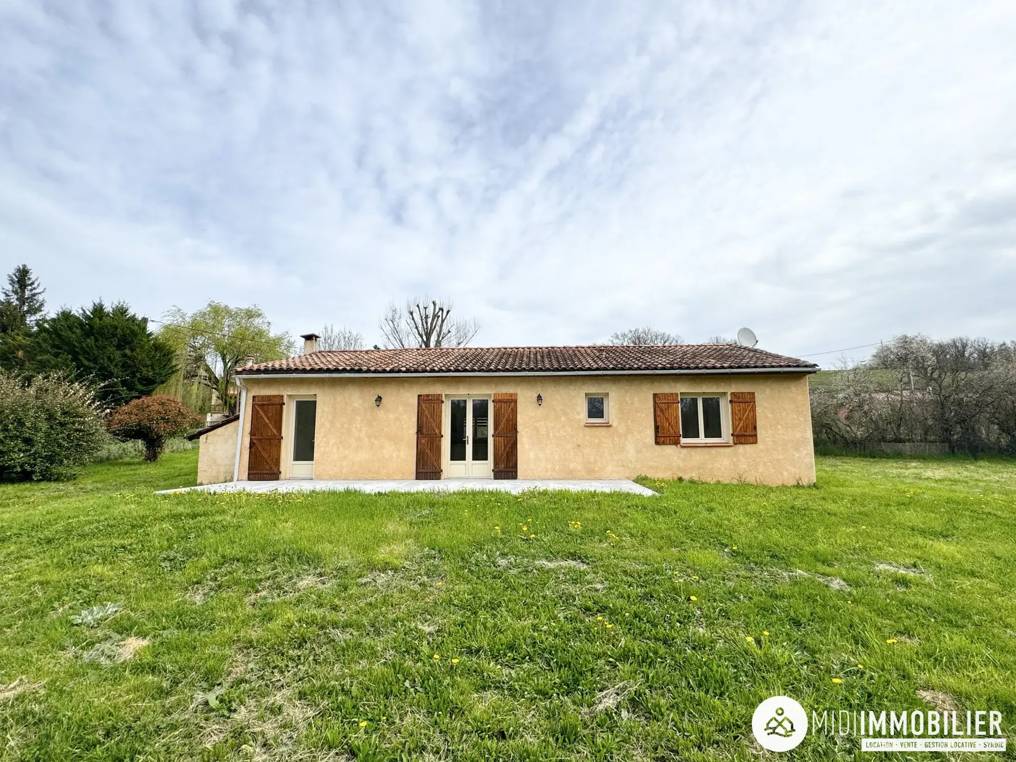 Maison de campagne rénovée à Monestiés – 103 m² avec grand terrain et garage 