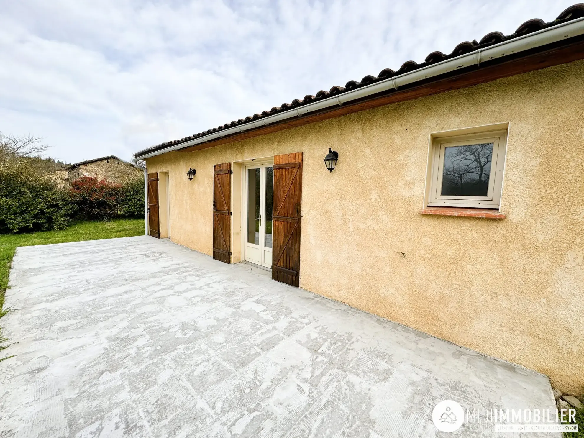 Maison de campagne rénovée à Monestiés – 103 m² avec grand terrain et garage 