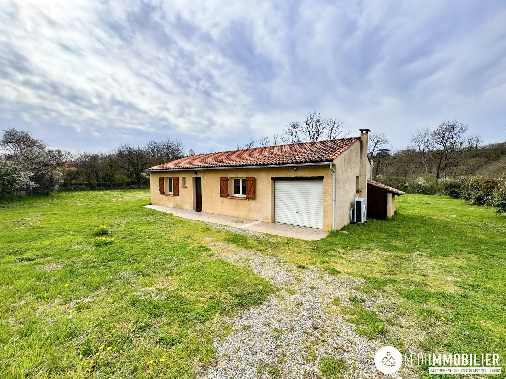 Maison de campagne rénovée à Monestiés – 103 m² avec grand terrain et garage 