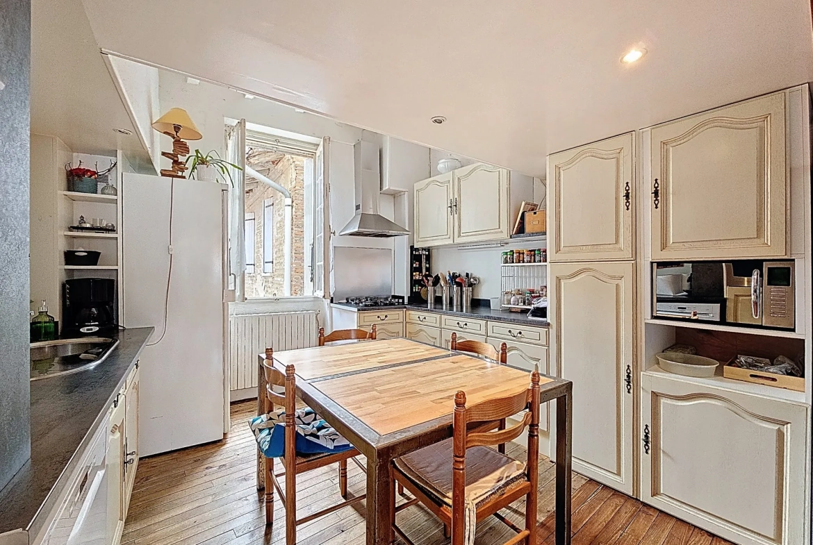 À vendre maison de ville à Lanta - 67 m², 3 niveaux, balcon, à rénover 