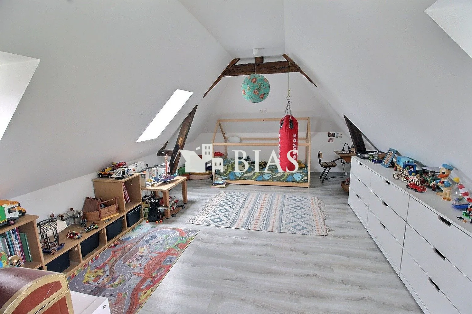 Maison de campagne à vendre à Forges-Les-Eaux, 2 chambres, garage et jardin clôturé 