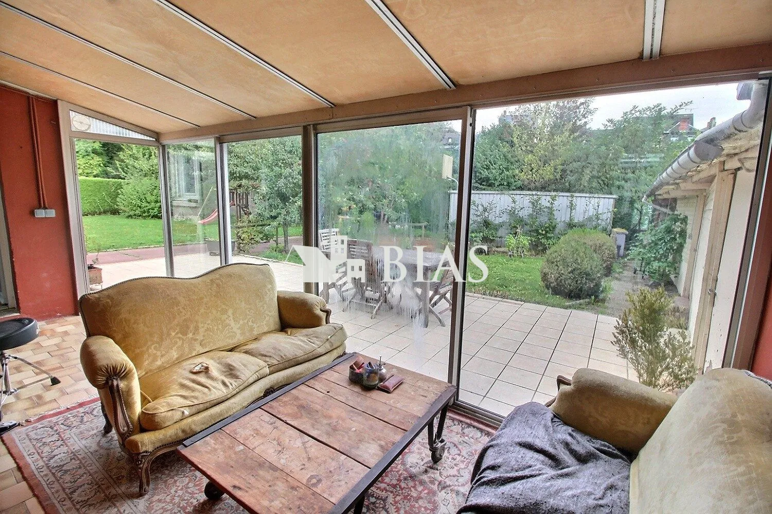 Maison de campagne à vendre à Forges-Les-Eaux, 2 chambres, garage et jardin clôturé 