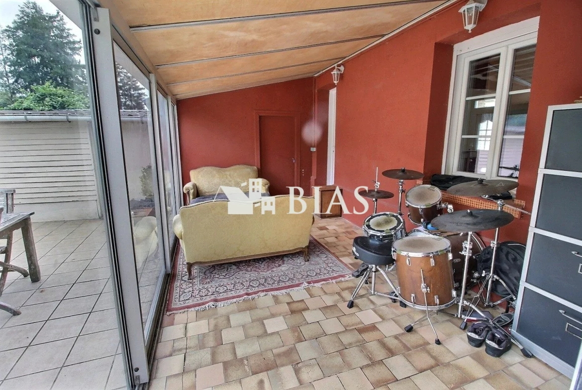 Maison de campagne à vendre à Forges-Les-Eaux, 2 chambres, garage et jardin clôturé 