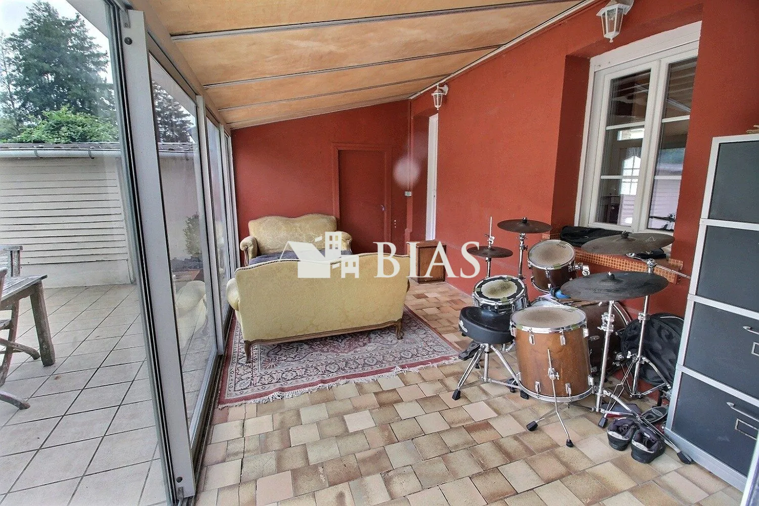 Maison de campagne à vendre à Forges-Les-Eaux, 2 chambres, garage et jardin clôturé 