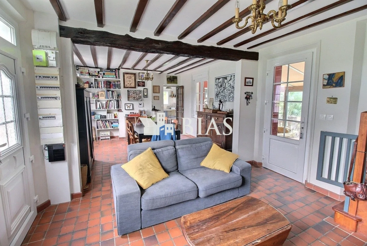 Maison de campagne à vendre à Forges-Les-Eaux, 2 chambres, garage et jardin clôturé 
