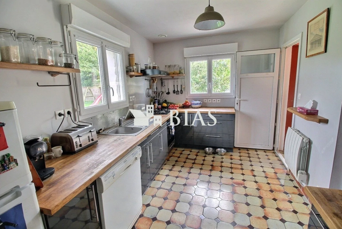 Maison de campagne à vendre à Forges-Les-Eaux, 2 chambres, garage et jardin clôturé 