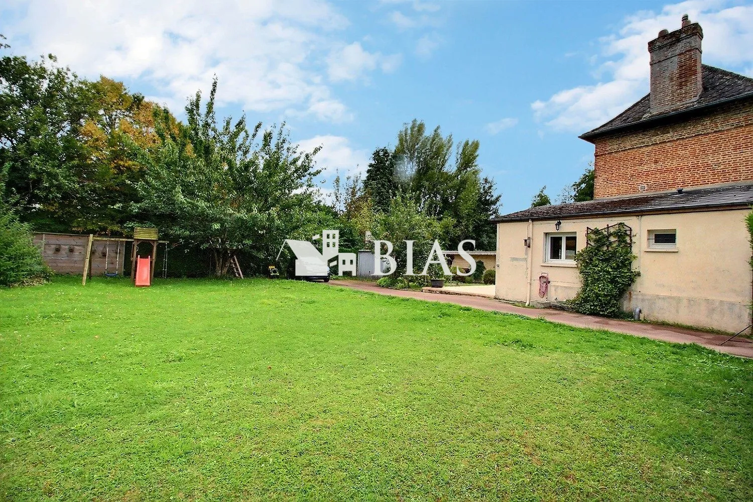 Maison de campagne à vendre à Forges-Les-Eaux, 2 chambres, garage et jardin clôturé 