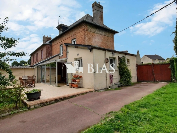 Maison de campagne à vendre à Forges-Les-Eaux, 2 chambres, garage et jardin clôturé
