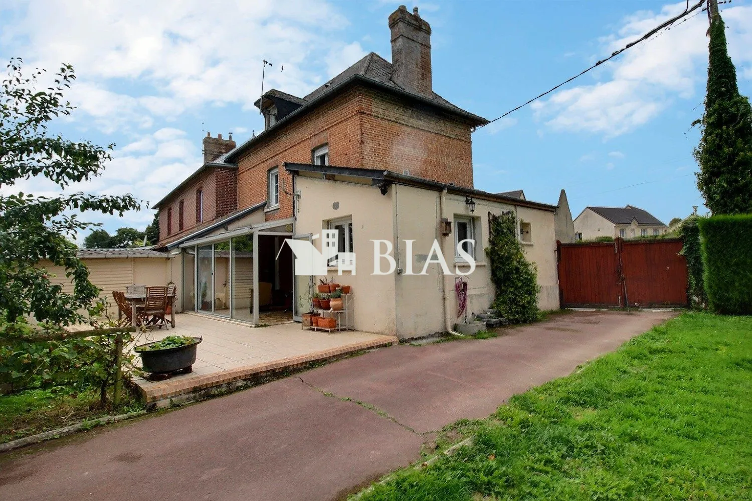 Maison de campagne à vendre à Forges-Les-Eaux, 2 chambres, garage et jardin clôturé 