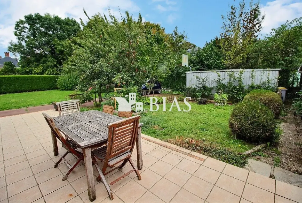 Maison de campagne à vendre à Forges-Les-Eaux, 2 chambres, garage et jardin clôturé 